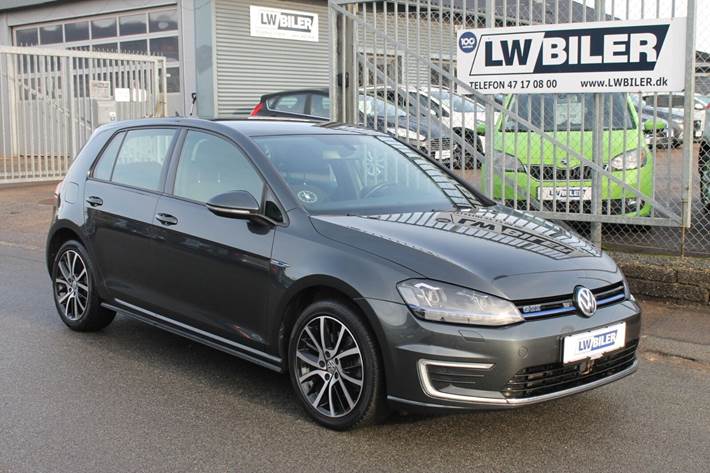 Grå VW Golf VII fra 2016