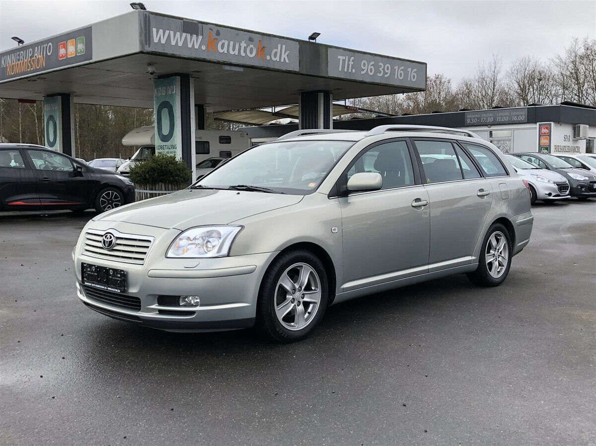 Grå Toyota Avensis fra 2006