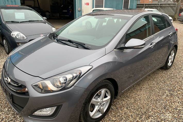 Grå Hyundai i30 fra 2013