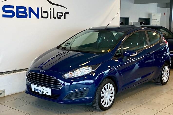 Blå Ford Fiesta fra 2013