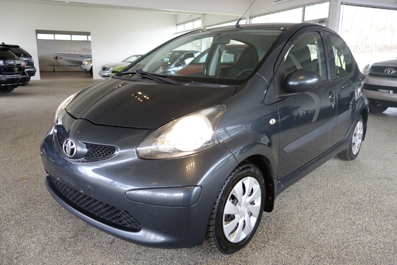 Grå Toyota Aygo fra 2008