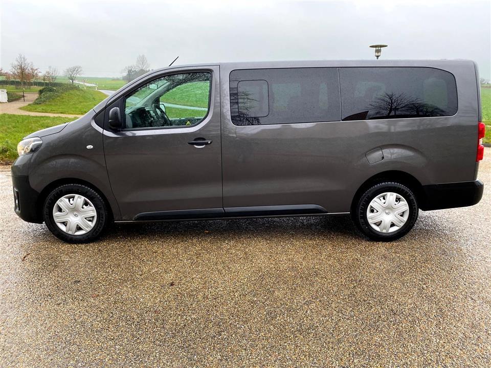 Grå Toyota Proace Verso fra 2020