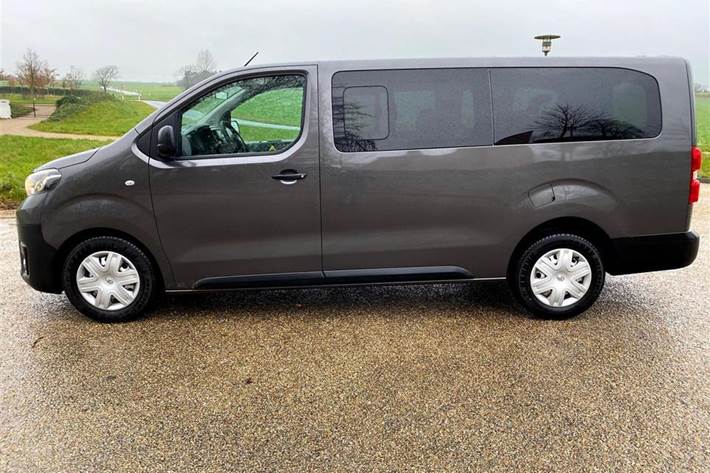 Grå Toyota Proace Verso fra 2020