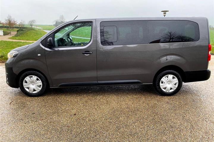 Grå Toyota Proace Verso fra 2020