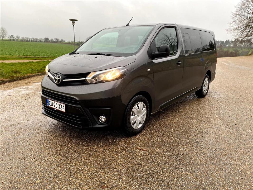 Grå Toyota Proace Verso fra 2020