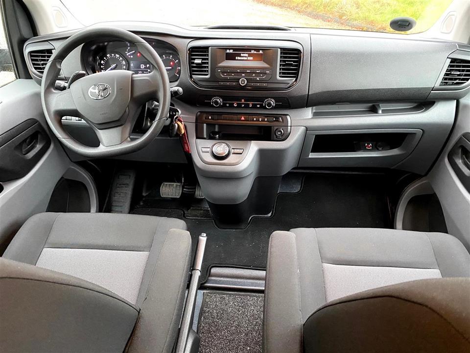 Grå Toyota Proace Verso fra 2020