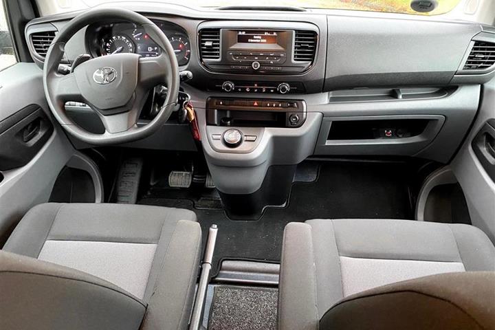 Grå Toyota Proace Verso fra 2020