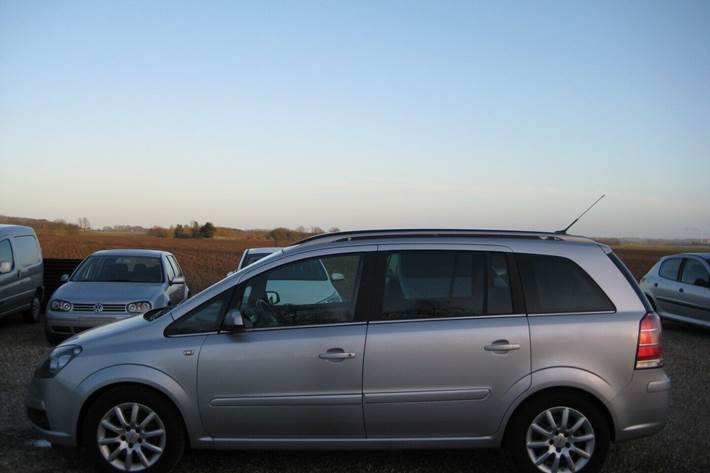 Grå Opel Zafira fra 2006