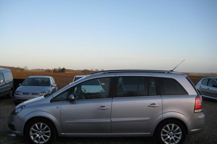 Grå Opel Zafira fra 2006