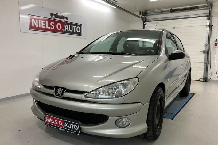 Grå Peugeot 206 fra 2008
