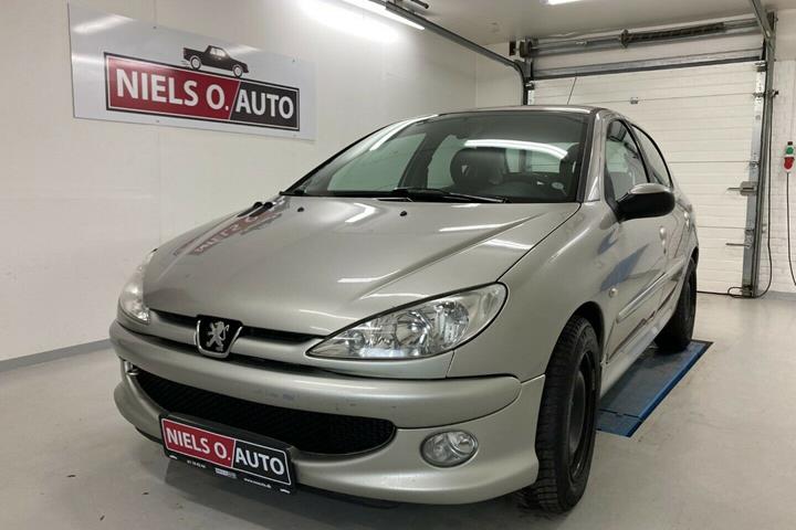 Grå Peugeot 206 fra 2008