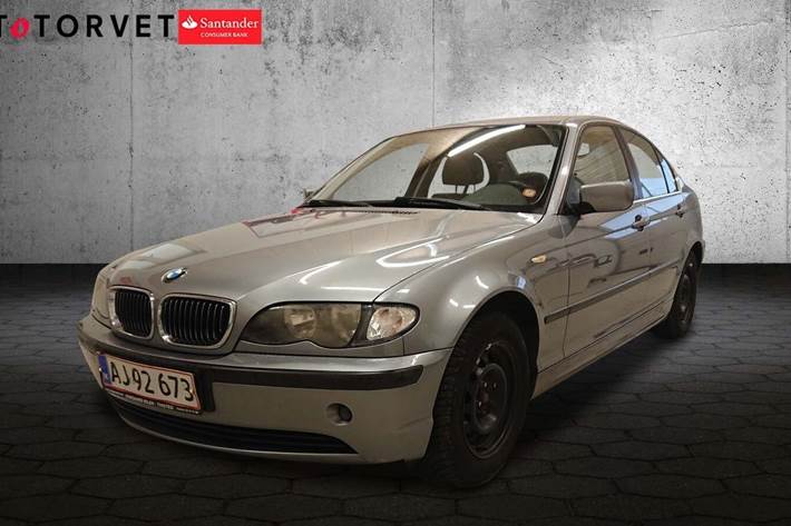 Grå BMW 320i fra 2003