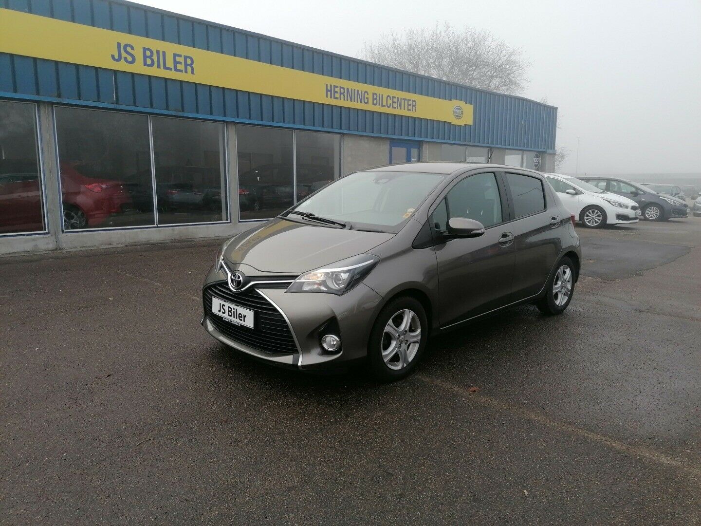 Grå Toyota Yaris fra 2016