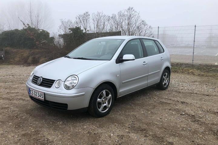 Grå VW Polo fra 2002