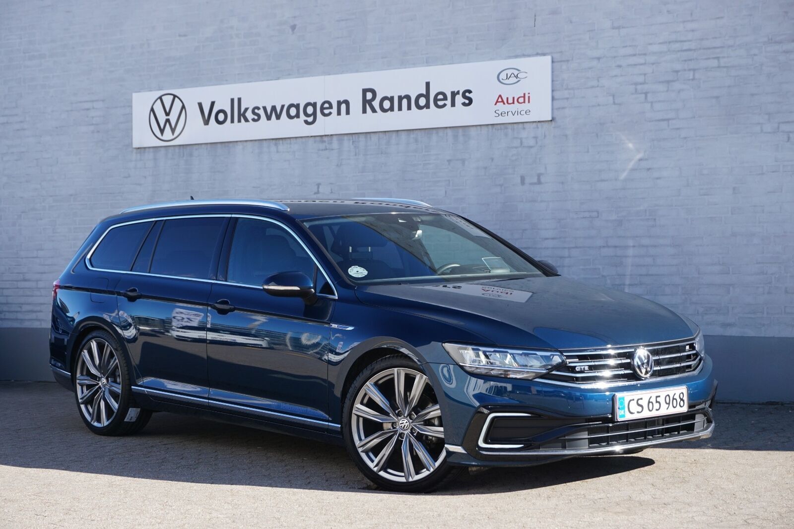 Blå VW Passat fra 2020