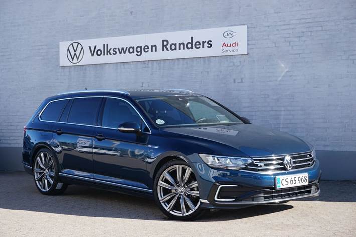Blå VW Passat fra 2020