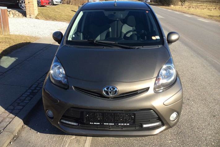 Grå Toyota Aygo fra 2012