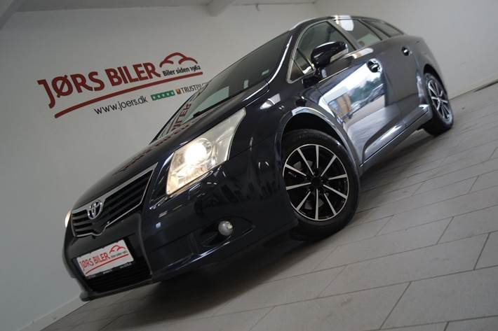 Grå Toyota Avensis fra 2011