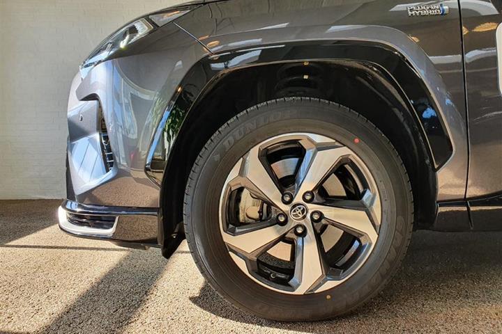 Grå Toyota RAV4 fra 2020