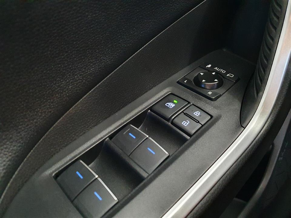 Grå Toyota RAV4 fra 2020