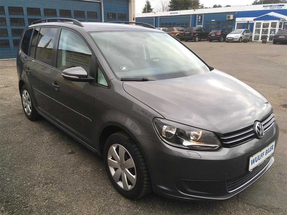 Grå VW Touran fra 2015