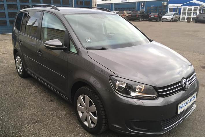 Grå VW Touran fra 2015