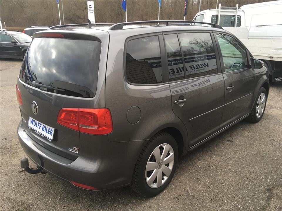 Grå VW Touran fra 2015