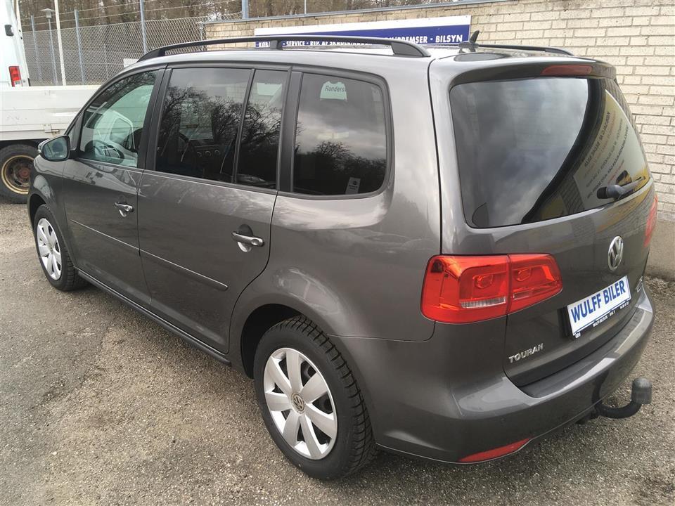 Grå VW Touran fra 2015