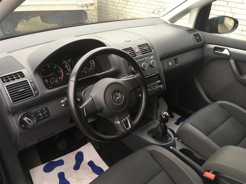 Grå VW Touran fra 2015