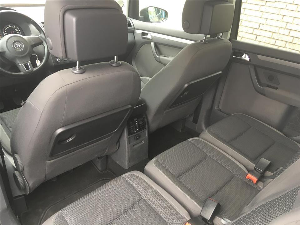 Grå VW Touran fra 2015