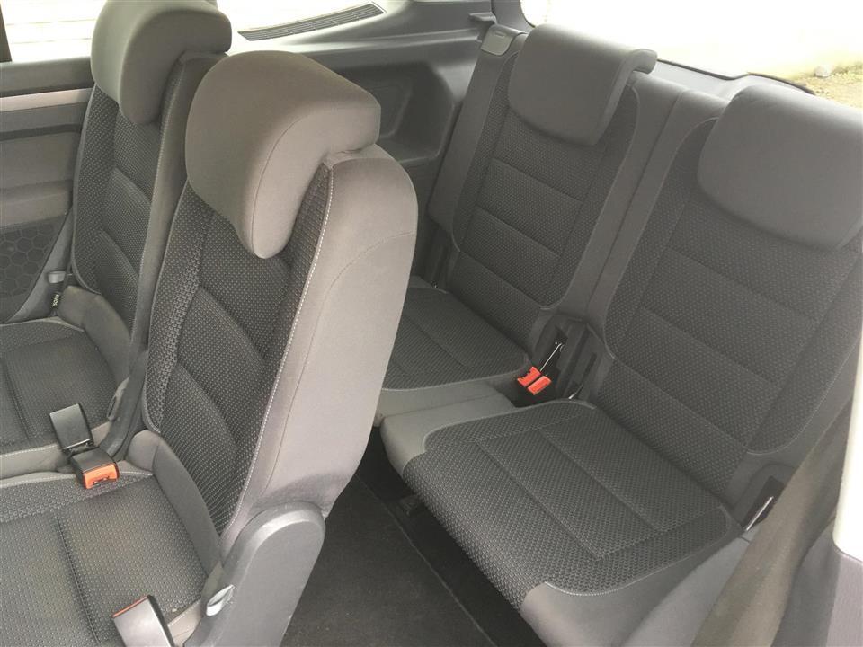 Grå VW Touran fra 2015