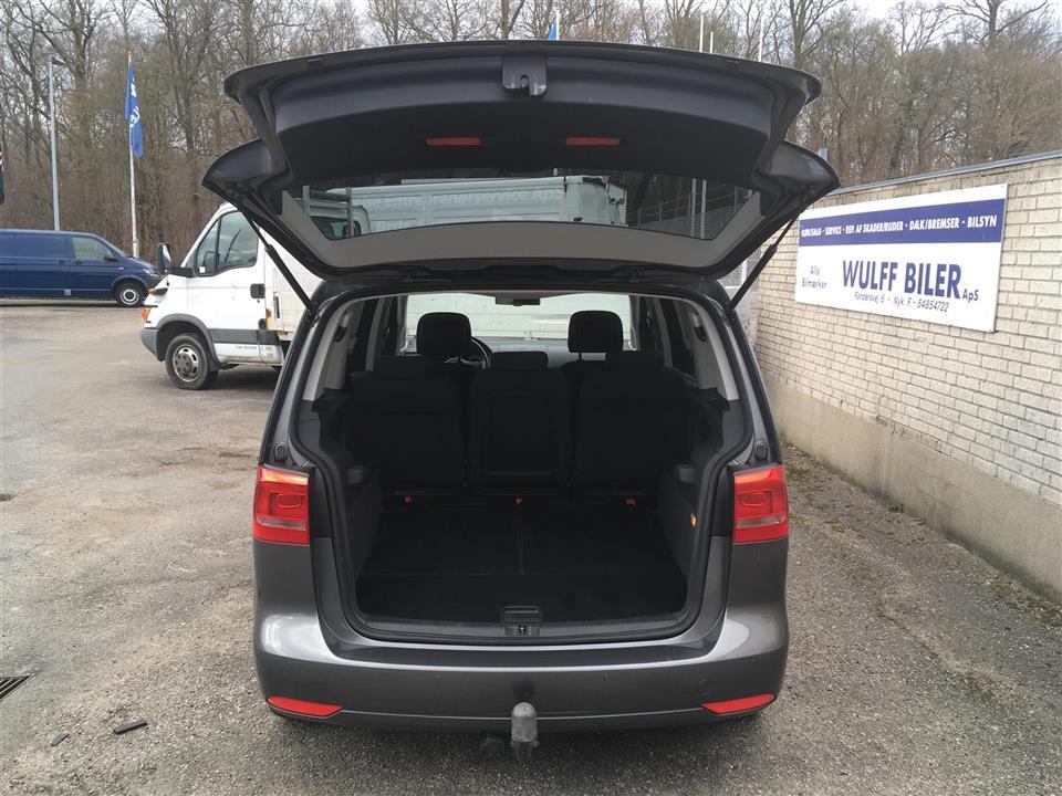 Grå VW Touran fra 2015