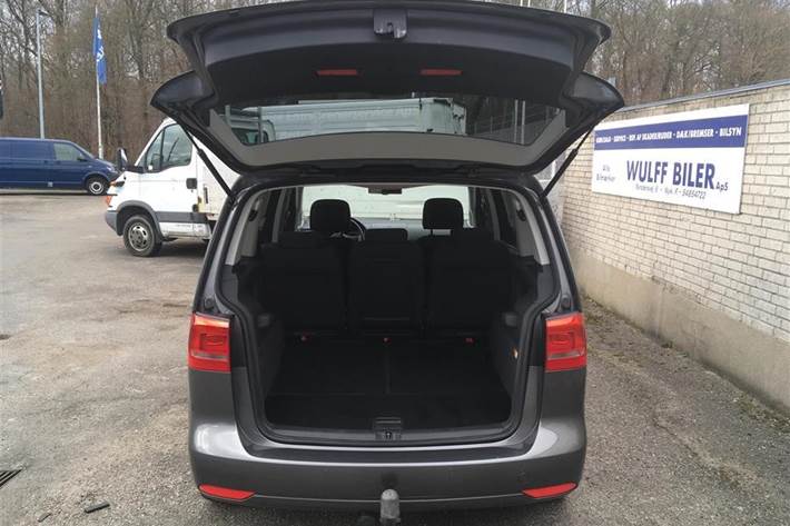 Grå VW Touran fra 2015