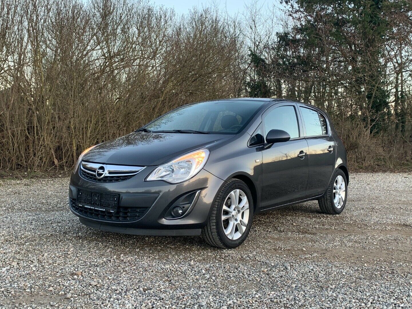 Grå Opel Corsa fra 2013