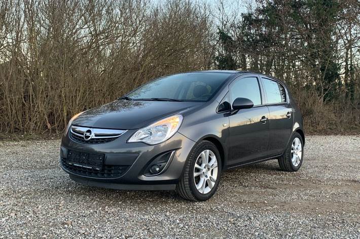 Grå Opel Corsa fra 2013
