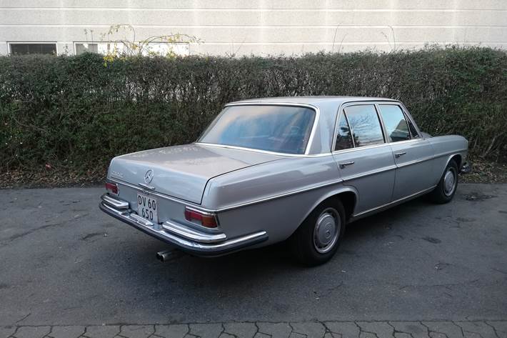 Sølv Mercedes 280 SE fra 1972