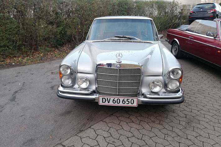 Sølv Mercedes 280 SE fra 1972