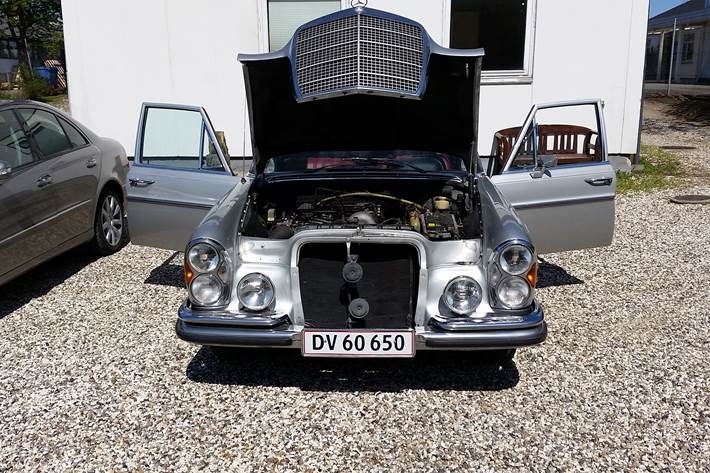 Sølv Mercedes 280 SE fra 1972