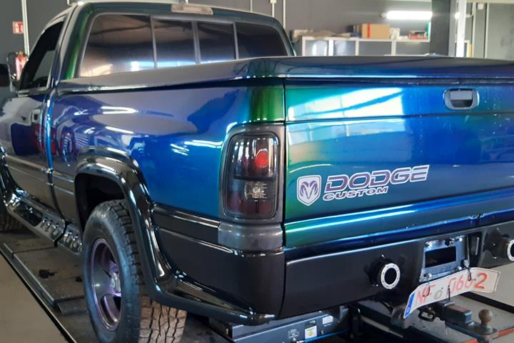Grøn Dodge RAM 1500 fra 1995