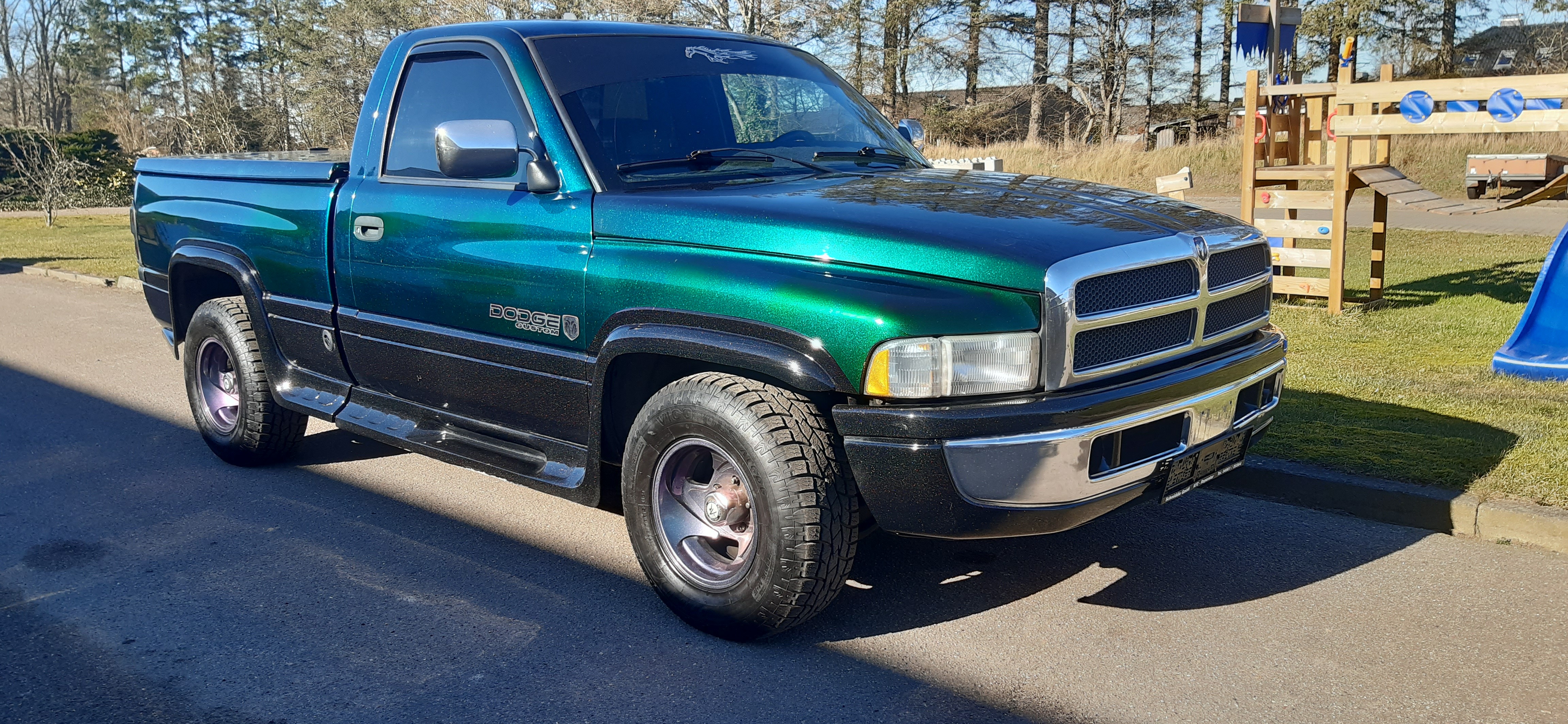 Grøn Dodge RAM 1500 fra 1995