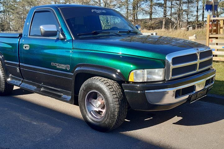 Grøn Dodge RAM 1500 fra 1995