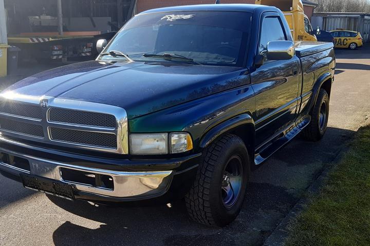 Grøn Dodge RAM 1500 fra 1995