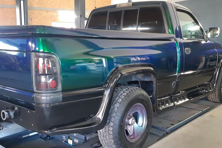 Grøn Dodge RAM 1500 fra 1995