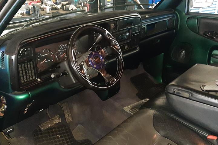 Grøn Dodge RAM 1500 fra 1995