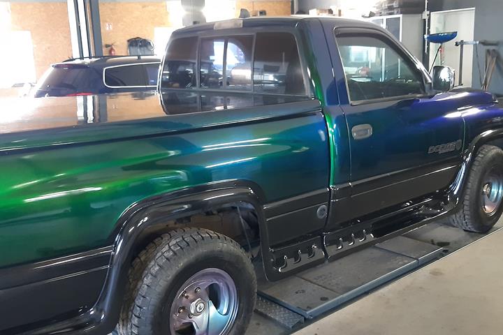 Grøn Dodge RAM 1500 fra 1995