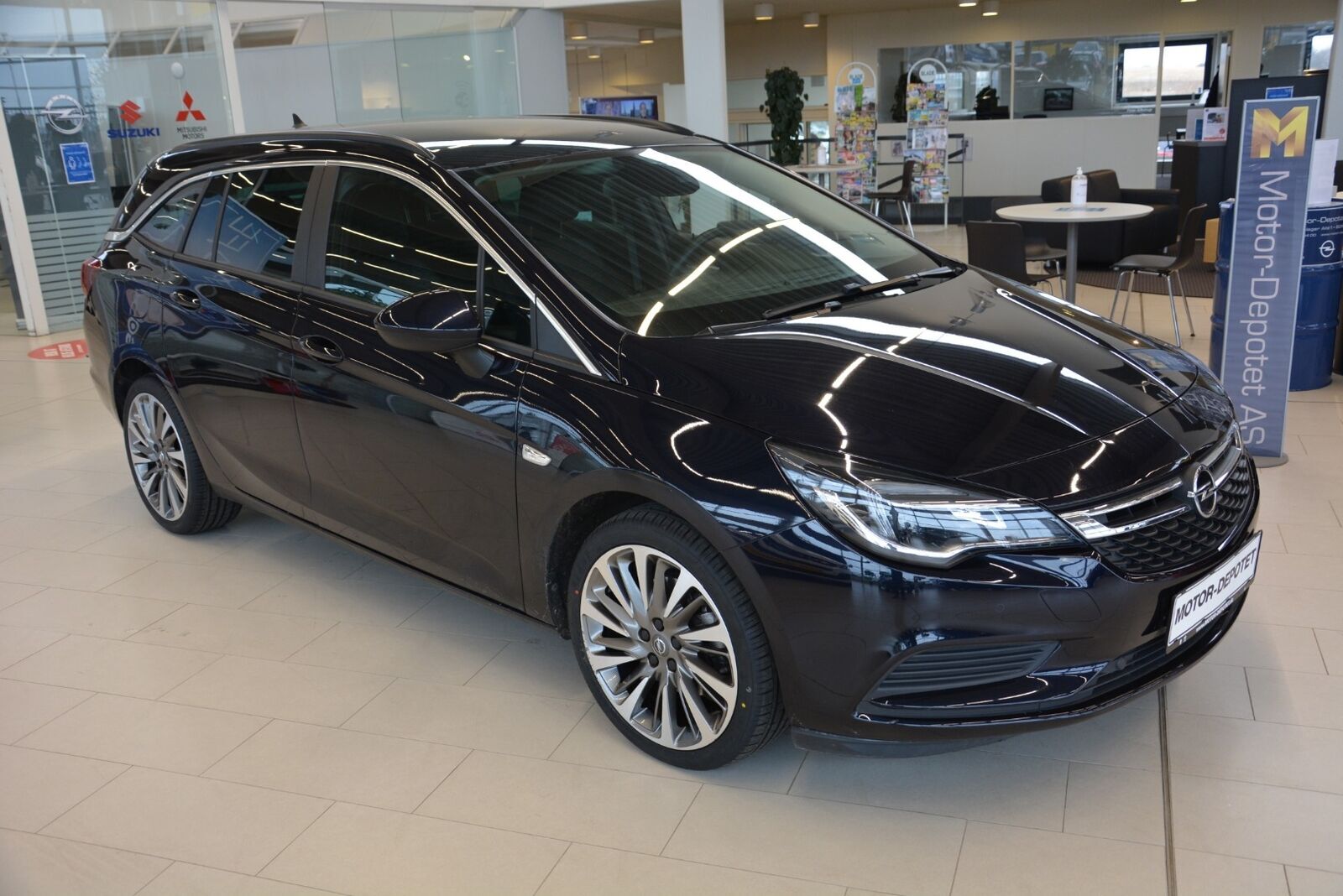Blå Opel Astra fra 2019