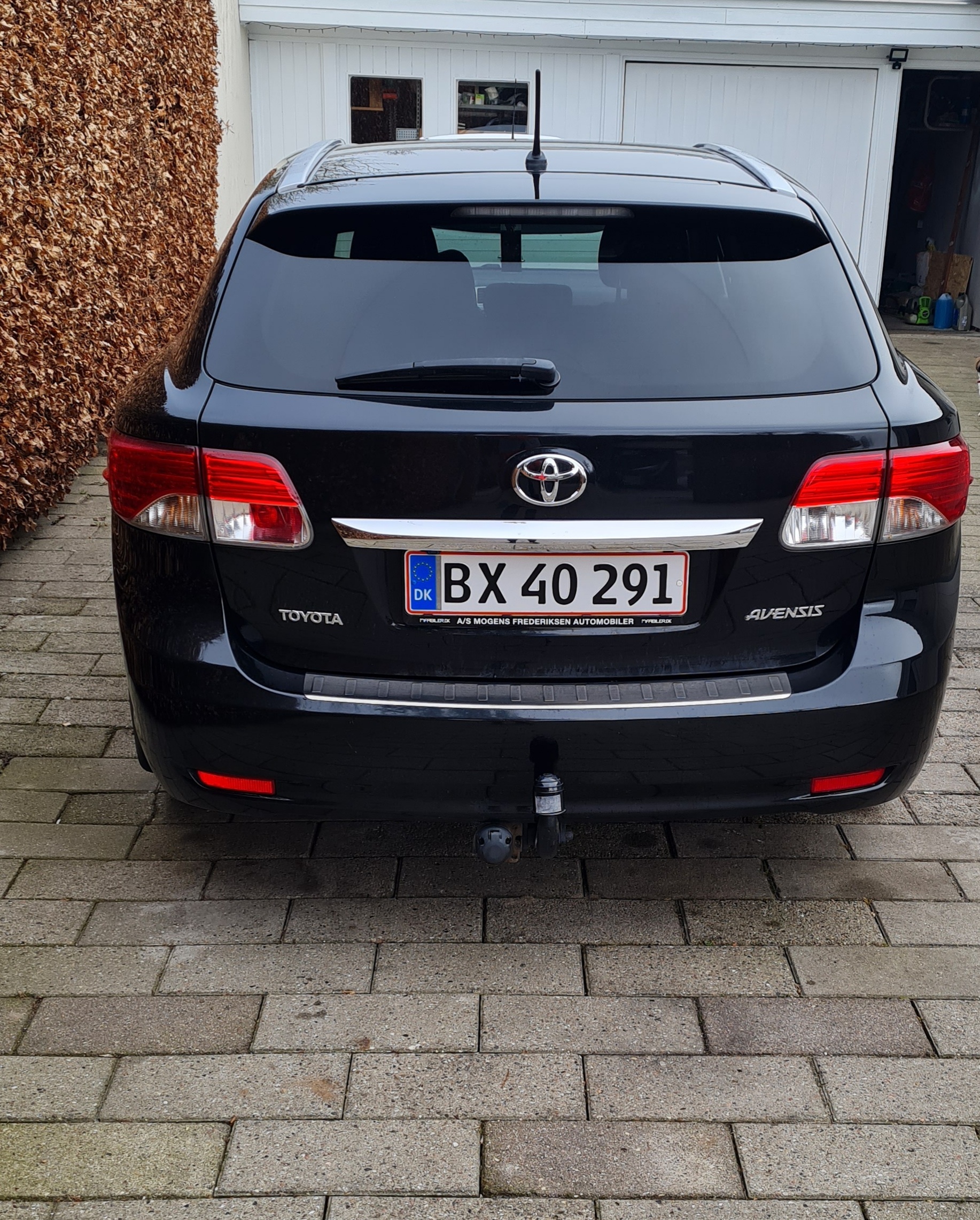 Sort Toyota Avensis fra 2014