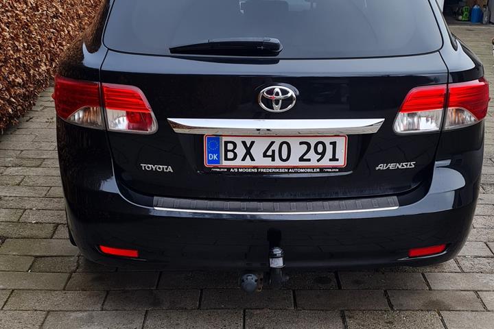 Sort Toyota Avensis fra 2014