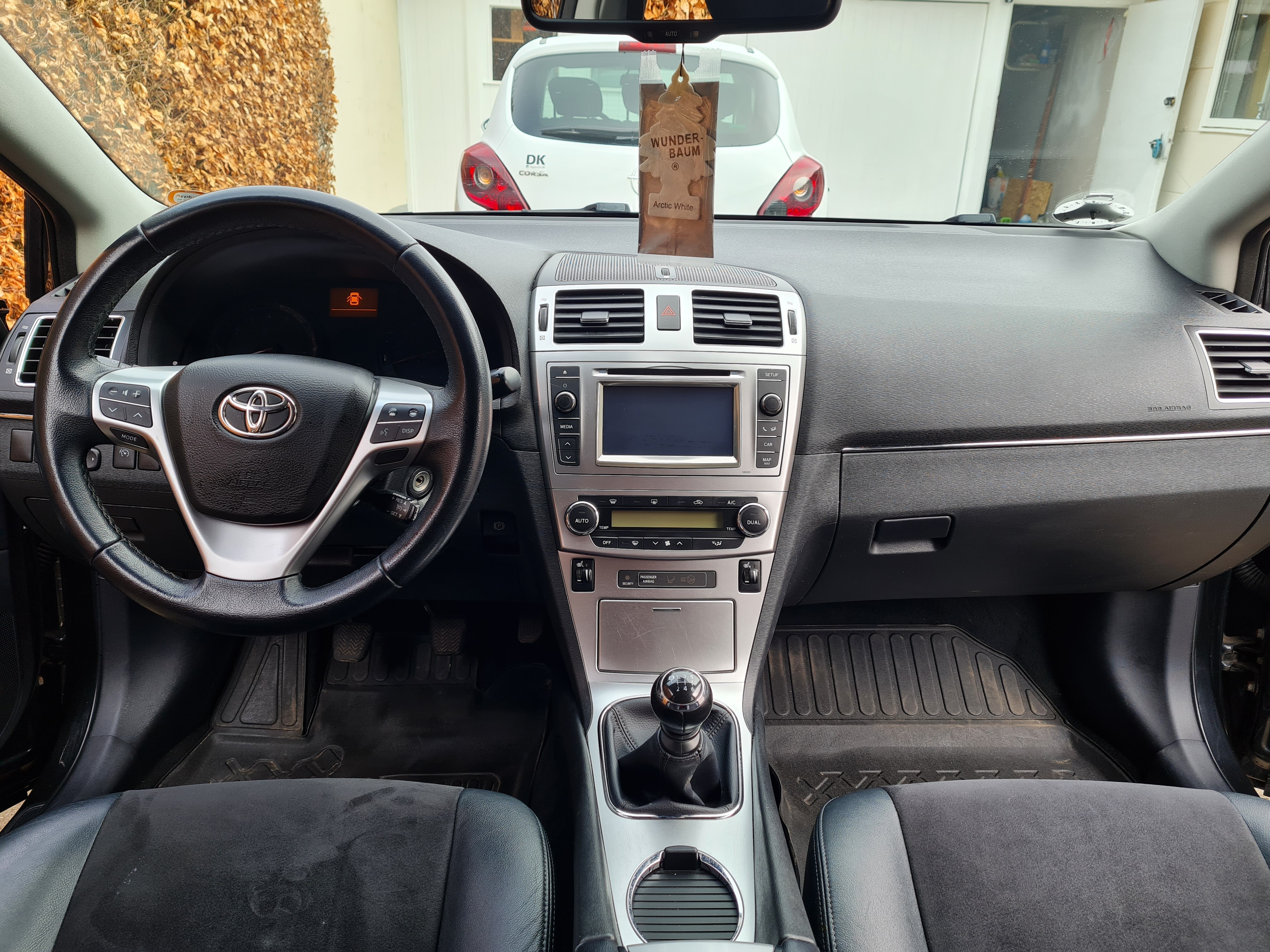 Sort Toyota Avensis fra 2014