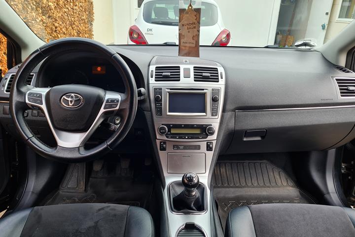 Sort Toyota Avensis fra 2014